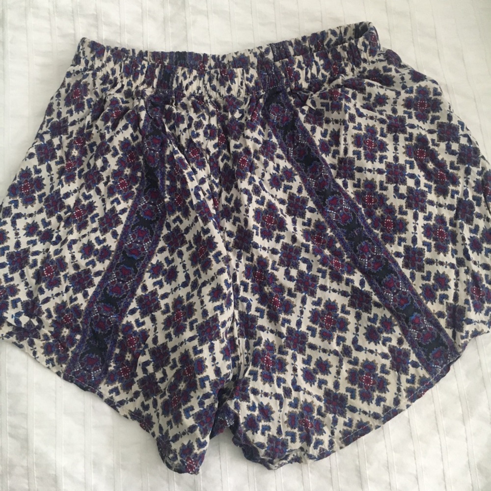 Brandy Melville patterned shorts - Picture 2 of 3
